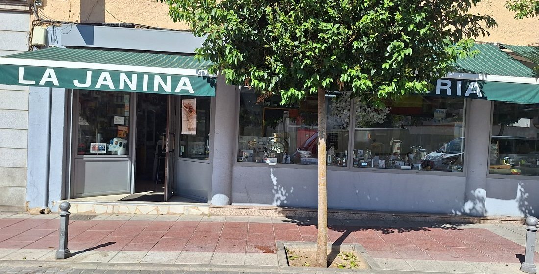 Fachada de Ferretería La Janina en Calle Pesquera, Torrejón de Ardoz