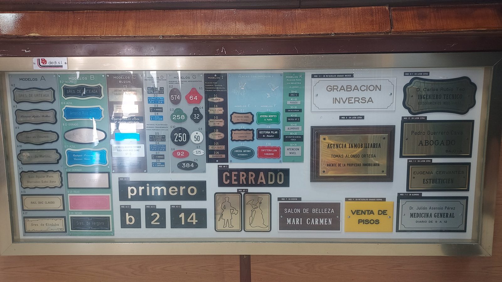 Grabado de placas para puertas y buzones